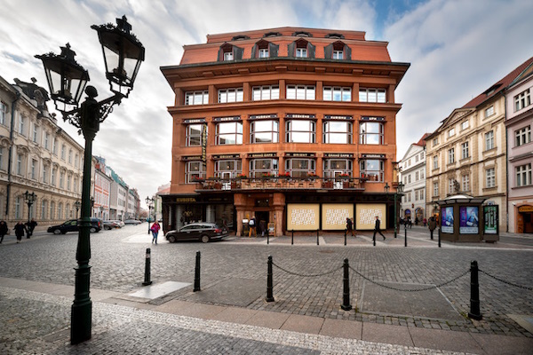 نمایی از ساختمان خانه مدونای سیاه برای نشان دادن اثر سبک کوبیسم در معماری