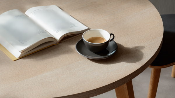 تصویر فنجان و کتاب روی میز