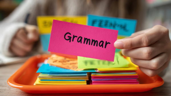 چند کاغذ رنگی ک روی یکی از آنها نوشته Grammar