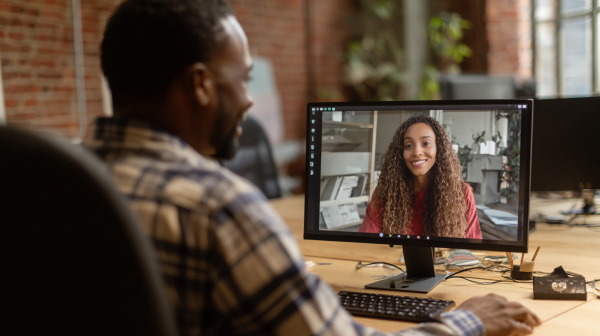 پسری در کلاس آنلاین