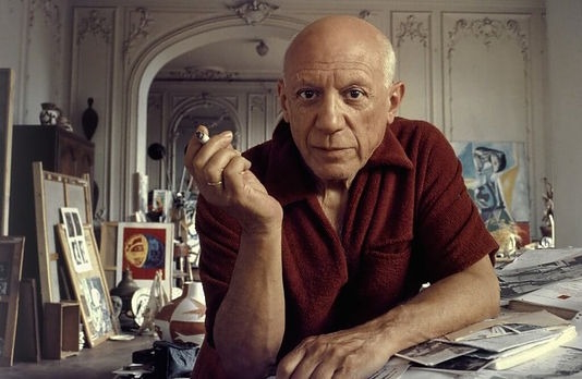 پابلو پیکاسو در کارگاه نقاشی