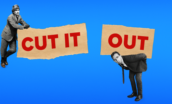 دو نفر در حال حمل دو پوستر که نوشته call out