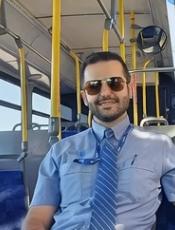 تصویر برش خورده از مرد با پیراهن و کراوات آبی