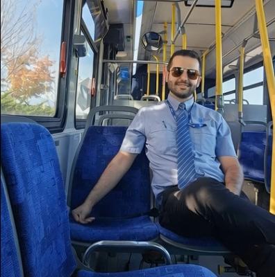 تصویر مرد در اتوبوس قرینه شده است.