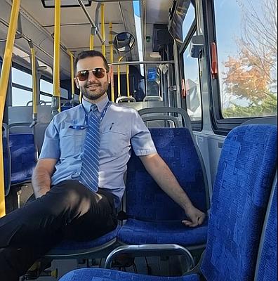 عکس مرد نشسته در اتوبوس با شفافیت زیاد