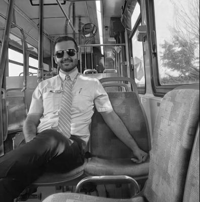 تصویر مرد نشسته در اتوبوس در کانال آبی با کمک کتابخانه Pillow در پایتون