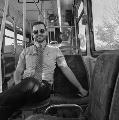 تصویر مرد نشسته در اتوبوس در کانال سبز