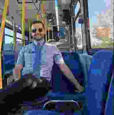 مرد نشسته در اتوبوس با رزولوشن 5