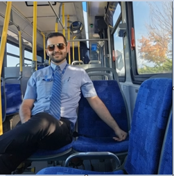 تصویر کوچک شده از مرد نشسته در اتوبوس