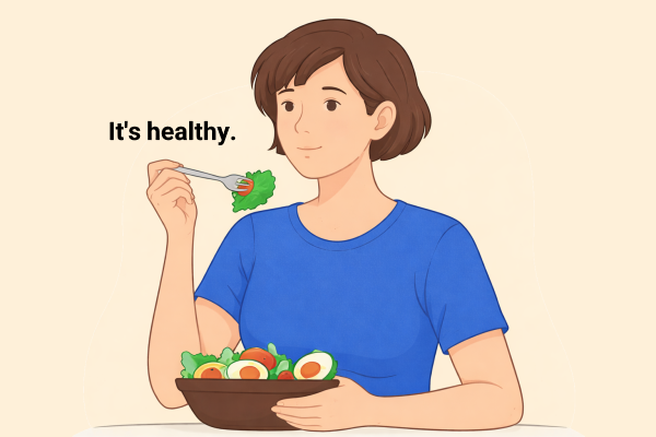 دختری در حال غذا خوردن