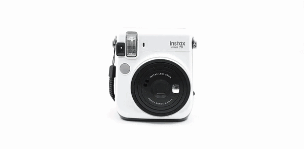 نمای ۳۶۰ درجه از دوربین چاپ سریع instax سفید رنگ