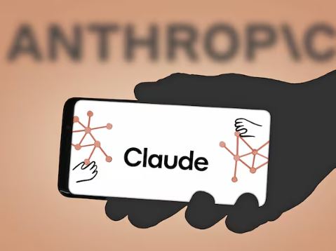 هوش مصنوعی Claude توسط شرکت آنتروپیک و برای کمک به برنامه نویسی طراحی شده است.