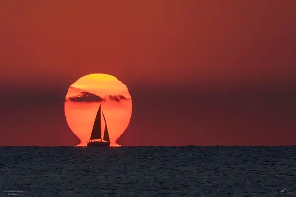 طلوع خورشید بر فراز دریای مدیترانه