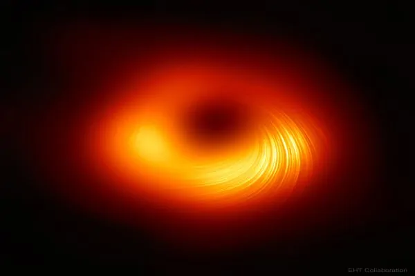 سیاه چاله مرکزی کهکشان M87 در نور قطبیده
