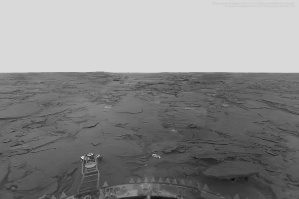 سطح سیاره زهره از دید ونرا ۱۳