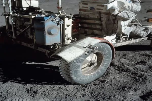 گردوغبار روی کره ماه