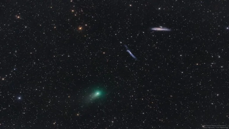 دنباله دار اطلس و کهکشان های چوب هاکی و نهنگ — تصویر نجومی
