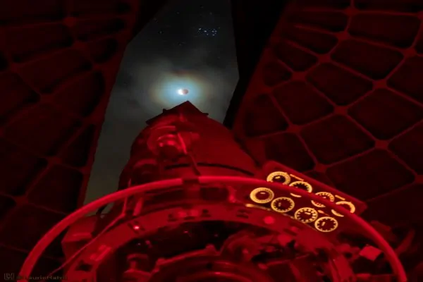 تلسکوپ و ماه گرفتگی در یک قاب