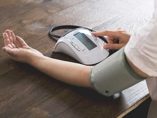 فشار خون با دستگاه دیجیتال