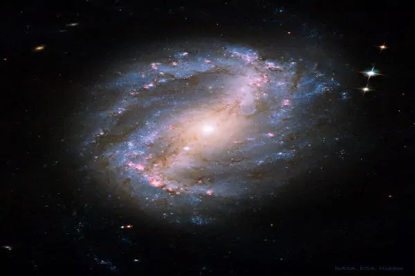 کهکشان مارپیچی میله ای NGC 6217