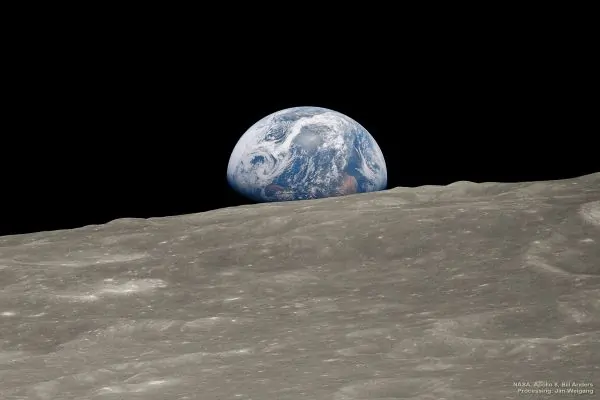 تصویری تاریخی از طلوع زمین