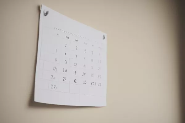 تصویر تقویمی که روی دیوار نصب شده است.