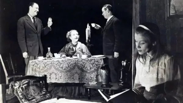 صحنه ای از اجرای باغ وحش شیشه ای اثر تنسی ویلیامز